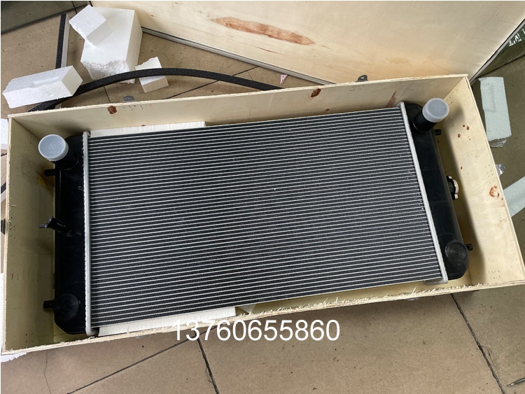 日立(li)ZAX135U挖掘(jue)机水箱